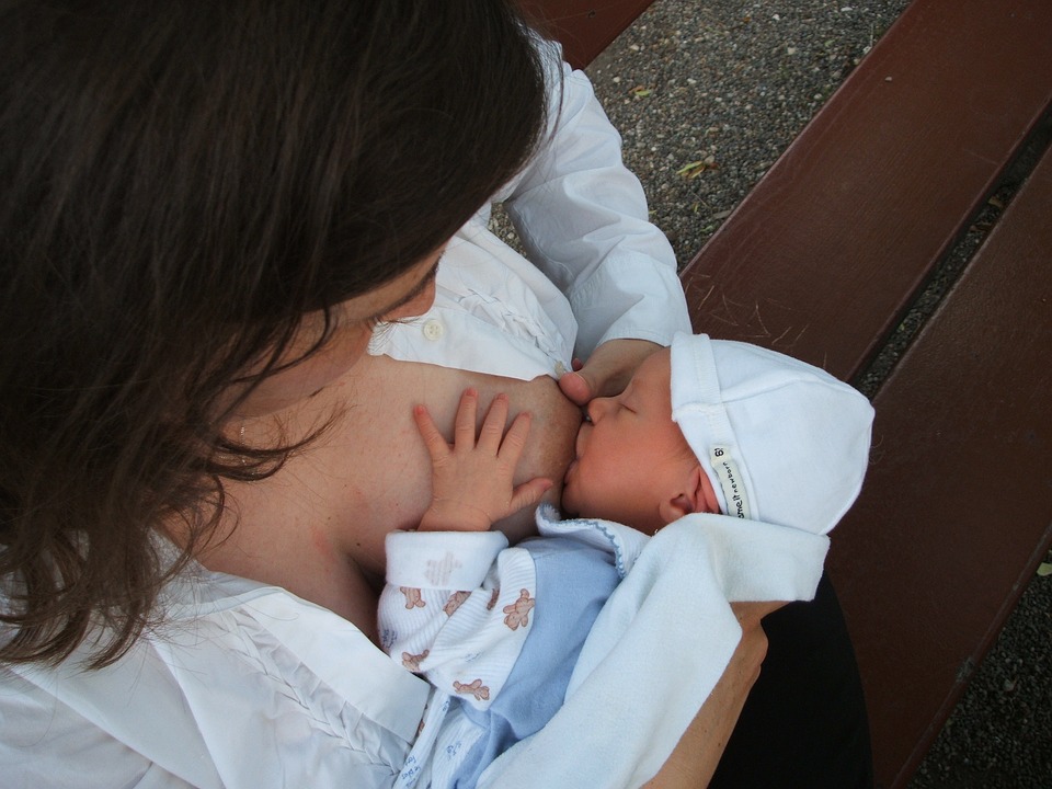 Delší kojení jako ochrana před vznikem alergické rinitidy